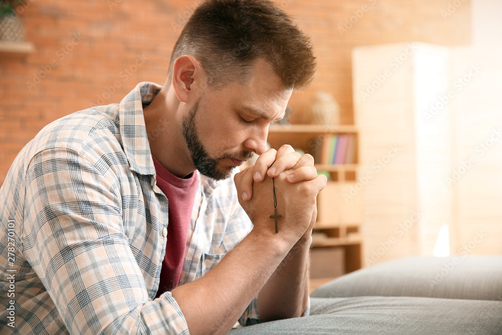 Obraz premium Religious man praying at home