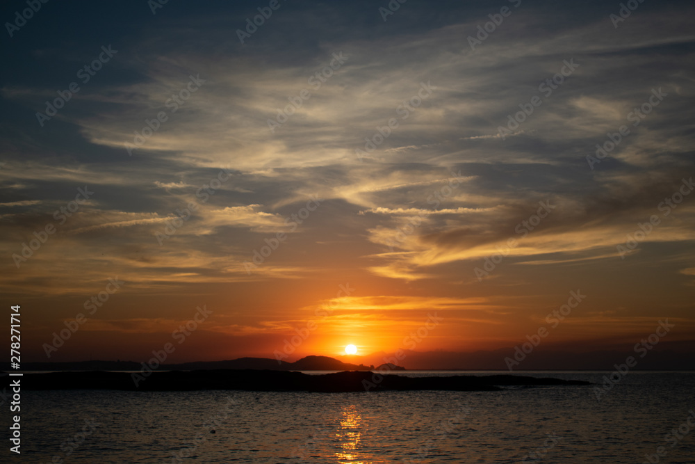 Naklejka premium SUNSET atardecer calma