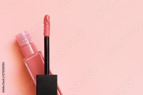Cuadro en lienzo Liquid lipstick and applicator on coral pink color background