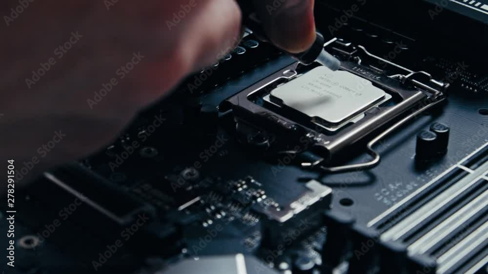 Applying thermal paste to a new CPU