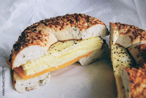Valokuva Egg and cheese on an asiago bagel.