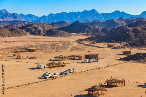 Fotografia View on bedouin village in Arabian desert, Egypt