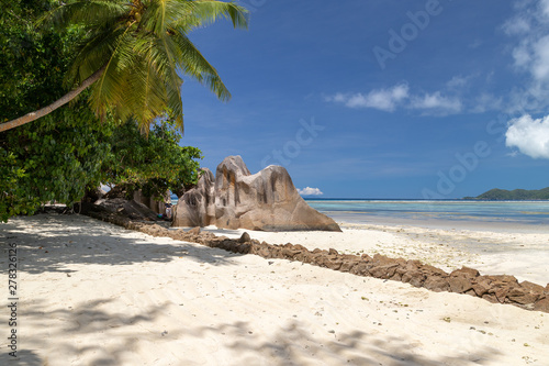 Strand mit Granitfelsen und weissem Sand auf der Insel La Digue, Seychellen