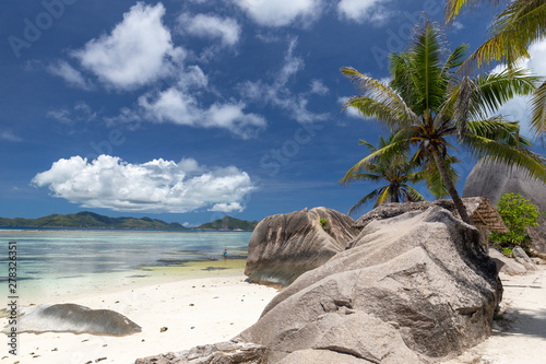 Strand Anse Source D'Argent mit Granitfelsen, weisser Sand und Kokospalme auf der Seychellen Insel La Digue