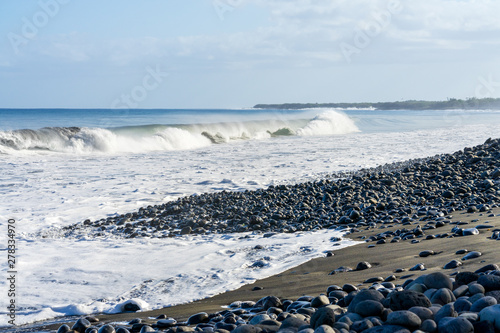 houle et vagues sur la plage de galets © AnneLaure