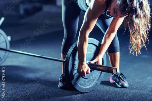 Canvas Print Woman weightlifting on training