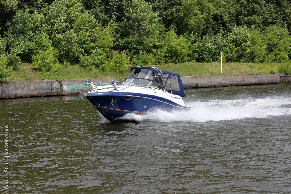 Obraz premium River transport vessel on the surface of the river in the daytime