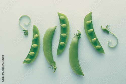 薄いパステルの緑のバックで撮影したえんどう豆のイメージ写真