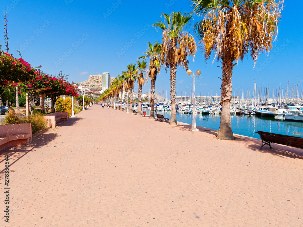 Obraz premium Beautiful promenade along the port and the sea in Alicante.