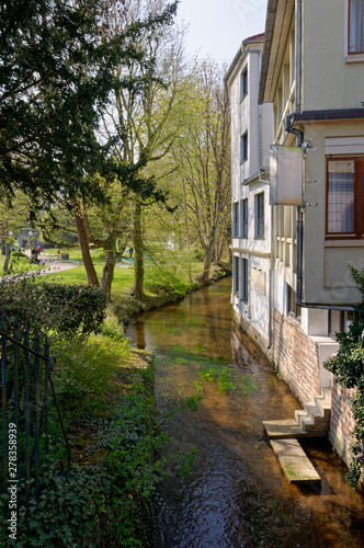 Rivière traversant le village alsacien de Niederboronn-les-Bains au printemps
