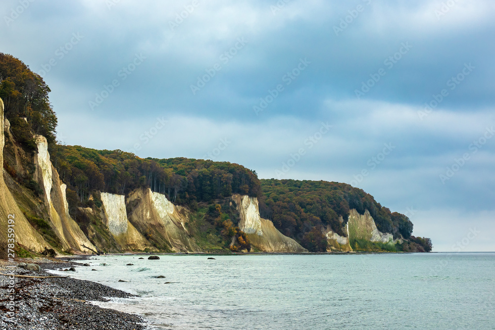 Die Ostseeküste auf der Insel Rügen im Herbst