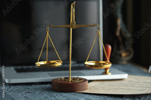 Φωτογραφία Metal wax notary public stamper on old document. Law office