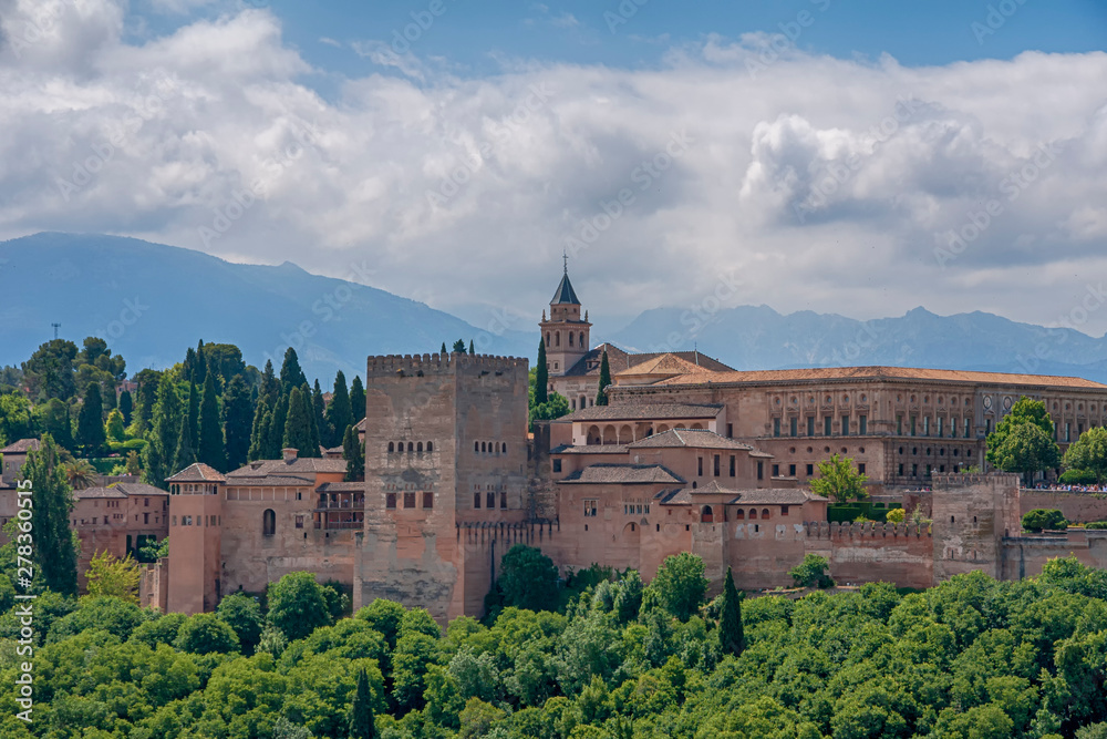Hermosa alcazaba nazarí de la Alhambra de Granada, Andalucía	