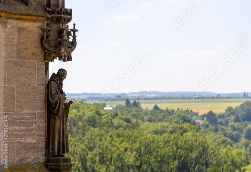 statue in chram photo