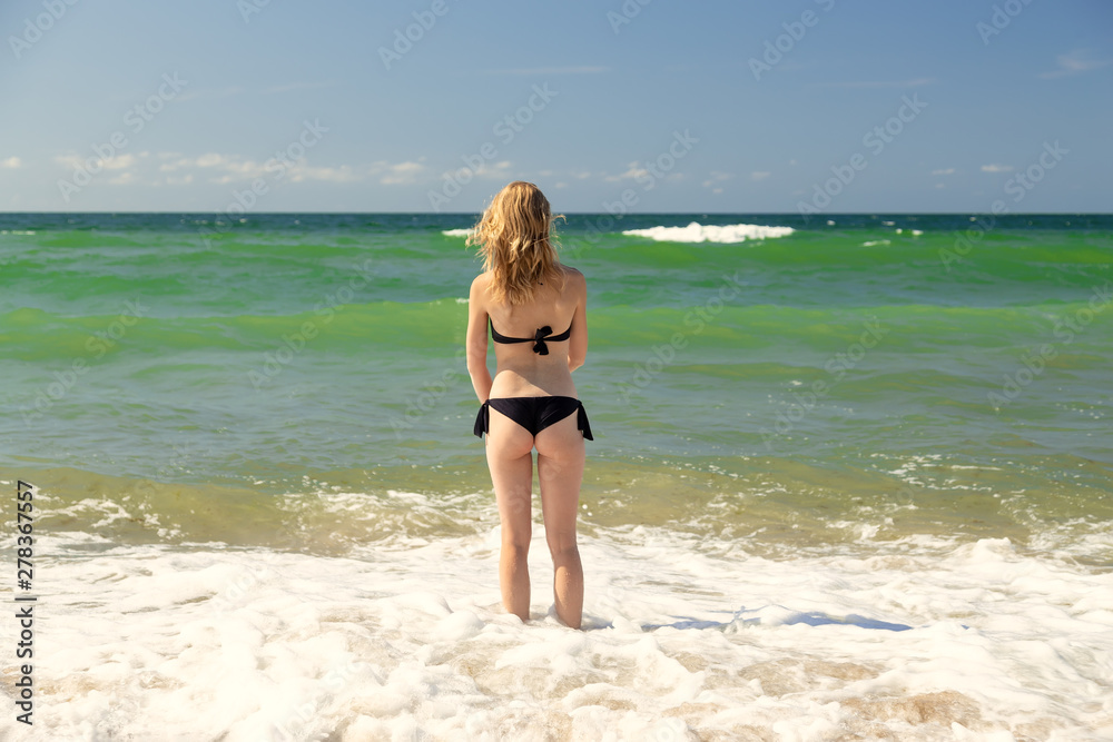 Fototapeta premium girl at sea