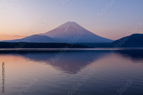 夜明け前の本栖湖から湖面に映る朝焼け富士山 © Umibozze