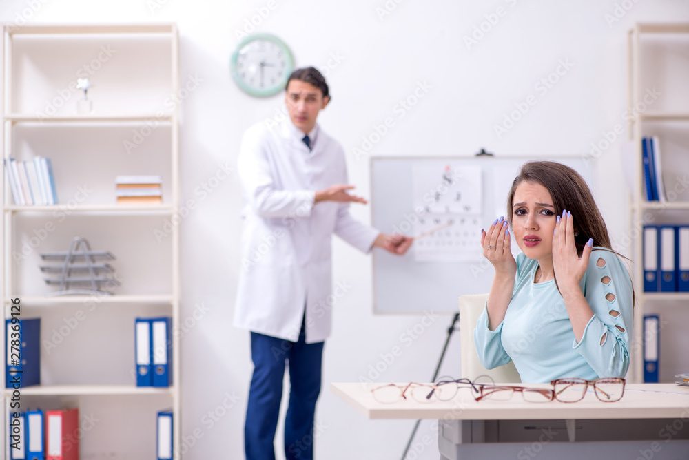 Obraz premium Young woman visiting male doctor oculist 