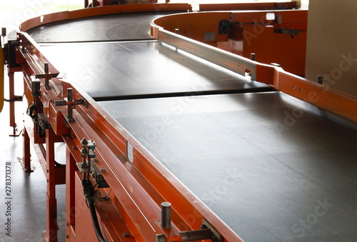 Fotografia conveyor belt at distribution warehouse.