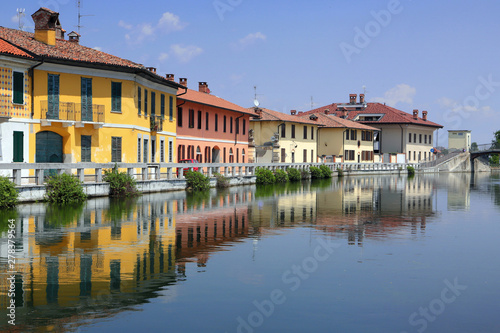 case colorate d'epoca con riflessi sull'acqua del fiume, colorful vintage houses with reflections on the river water