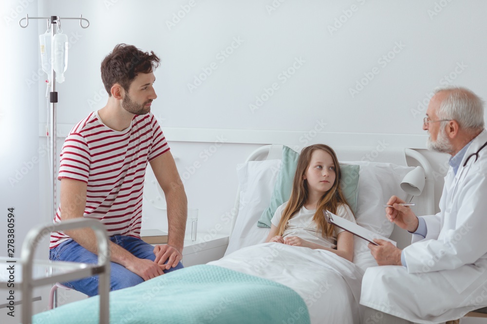 Obraz premium Father with young child listening about her disease