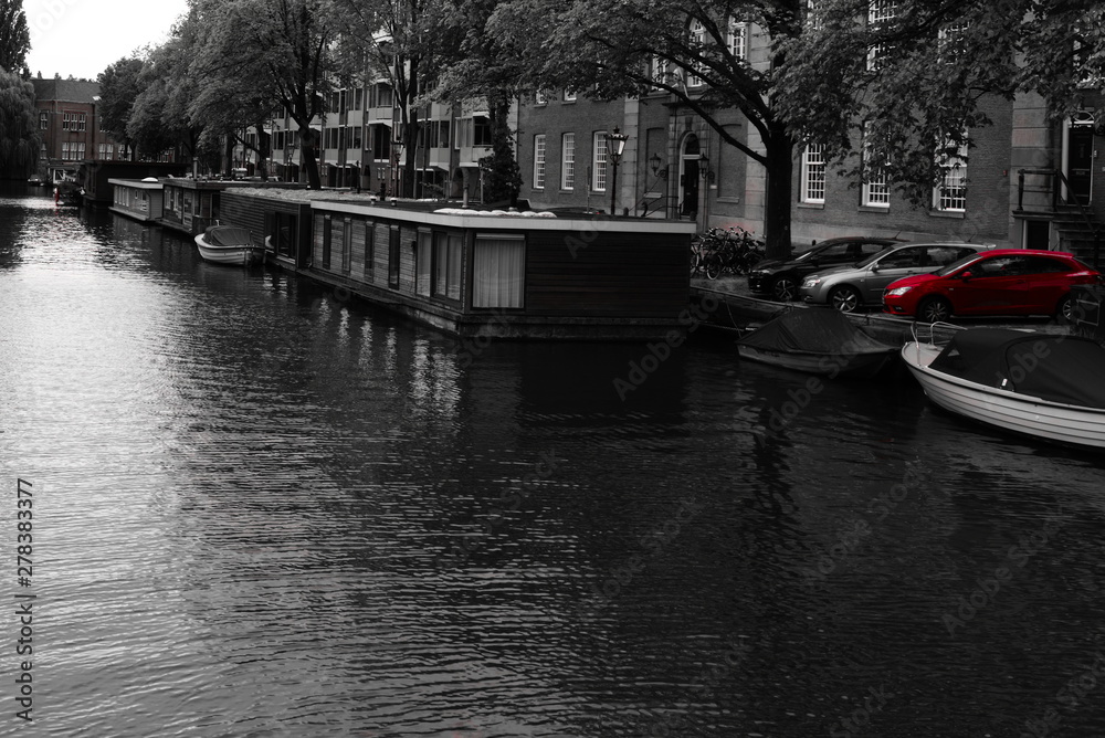 houseboats in the nieuwe prinsengracht amsterdam in black and white