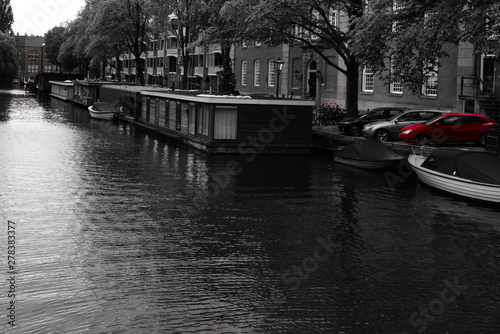 houseboats in the nieuwe prinsengracht amsterdam in black and white