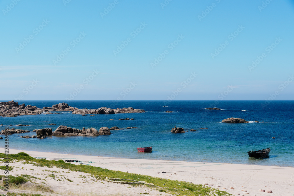 Küste und Landschaft in Galcien mir Fischerbooten