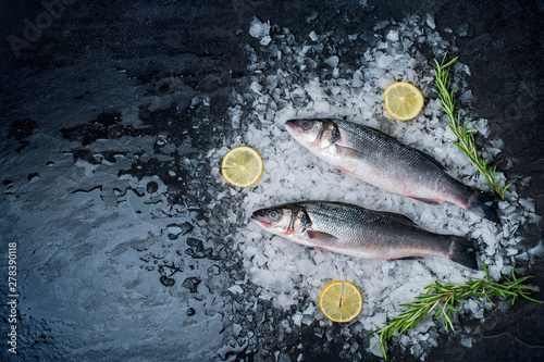 Canvas Print varieties of raw fresh fish, seafood on ice