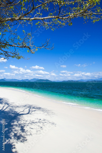 Fototapeta Naklejka Na Ścianę i Meble -  Empty tropical island on sunny summer.