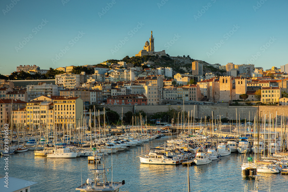 Le soleil se lève sur la ville de Marseille
