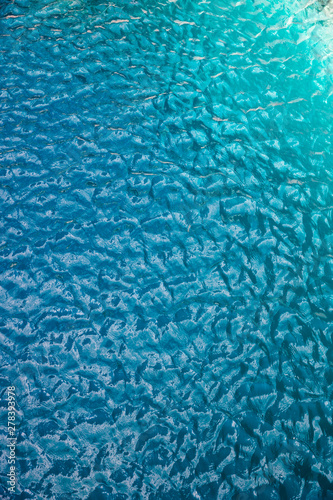 Türkises Wasser Oberfläche mit kleinen Wellen Hintergrund