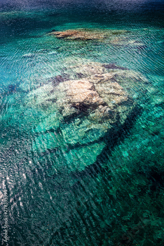 Türkises Wasser mit Fels in einem See