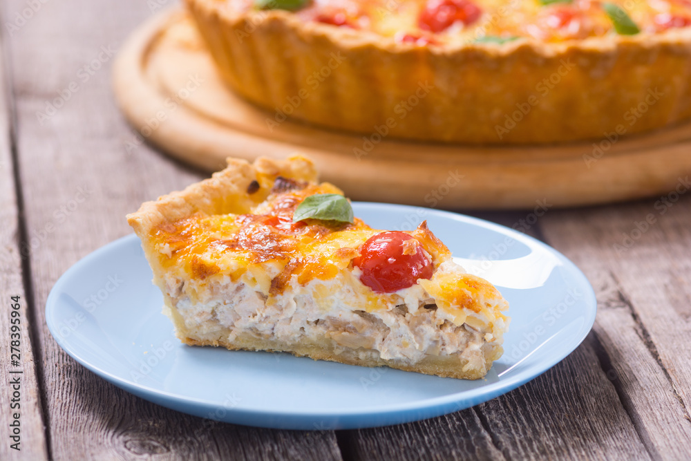 Chicken Quiche lorraine with mushrooms , tomatoes and cheese Chicken Quiche lorraine with mushrooms , tomatoes and cheese