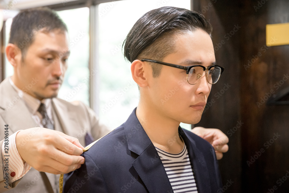 身体の採寸をする男性(オーダーメード・オーダー・サイズ) 身体の採寸をする男性(オーダーメード・オーダー・サイズ)
