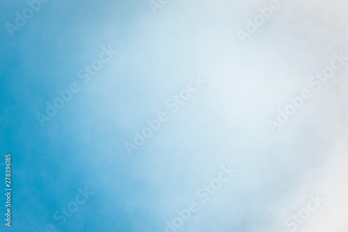 Sonnenflecken auf blauem Wasser mit Unschärfe Effekt hintergrund