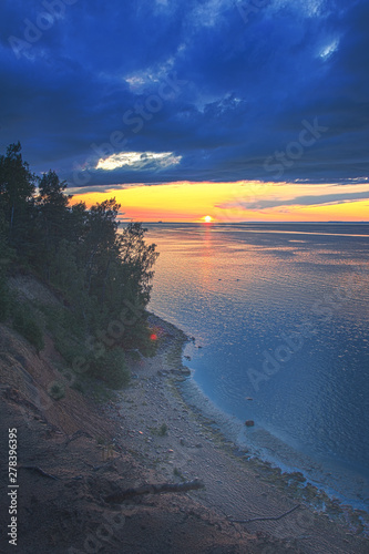 Fototapeta Naklejka Na Ścianę i Meble -  Summer sunset on the gulf of finland