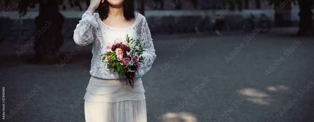 Beautiful bride in a wedding dress - obrazy, fototapety, plakaty 
