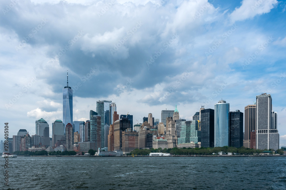 Fototapeta premium Skyline i nowoczesne biurowce Midtown Manhattan widziane z drugiej strony rzeki Hudson. - Wizerunek