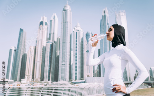 Canvas Print Arabic woman runner, making some urban running