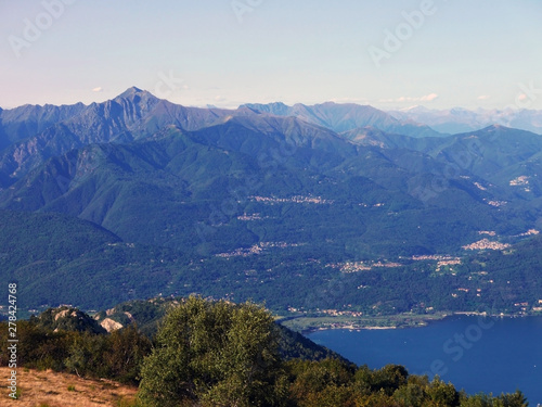 evocativa immagine di cime montuose verdeggianti con la luce del tramonto