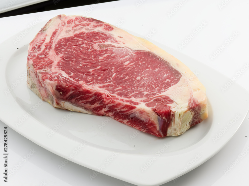 chuletón vaca en plato. cow steak on plate.
