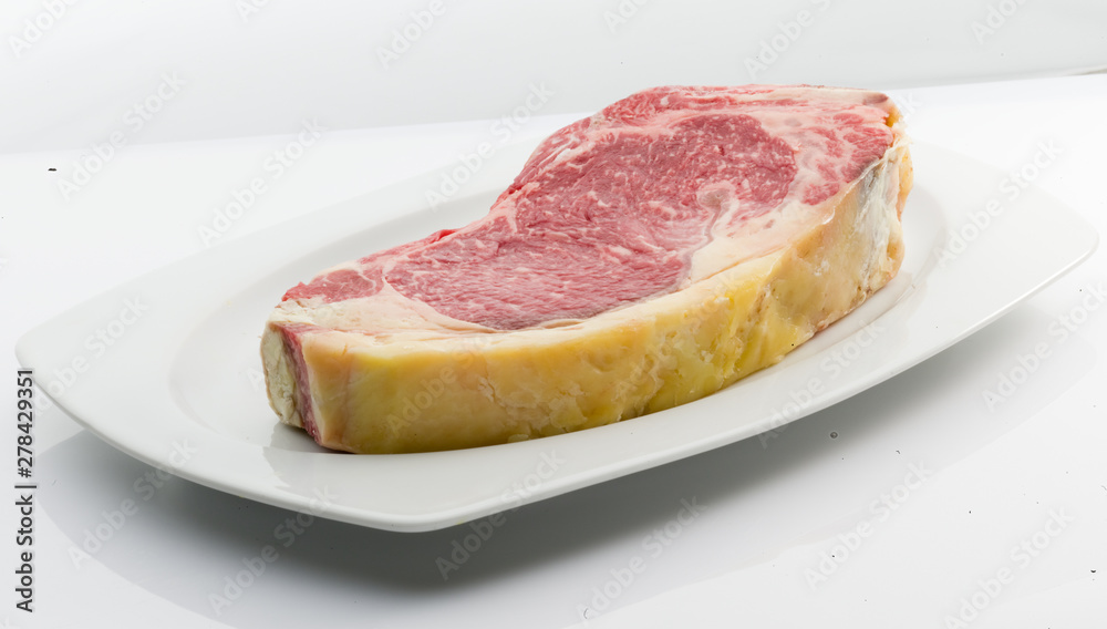Chuletón de vaca crudo sobre fondo blanco. Raw beef steak on white background. Chuletón de vaca crudo sobre fondo blanco. Raw beef steak on white background.