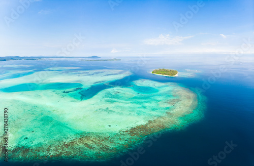 Widok z lotu ptaka Banyak Islands Sumatra tropikalny archipelag Indonezja, rafy koralowej plaży turkusu woda. Cel podróży, nurkowanie z rurką, niezanieczyszczony ekosystem środowiska
