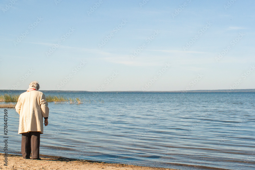 An old grandmother is waiting for her husband to return by the sea. Retired on vacation. The life of a fishing family. In old age, a person closer to nature.