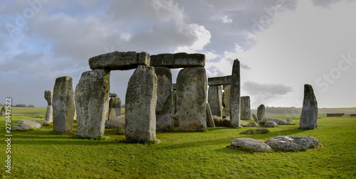 Vista panorámica de Stonehenge con cielo y nubes. Monumento megalítico inglés tipo cromlech.