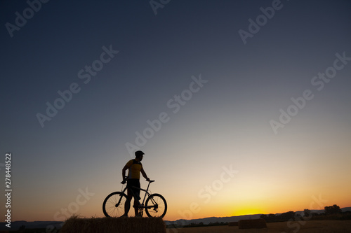 Man with mountain bike and yellow shirt