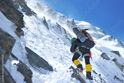 Climber dociera na szczyt Everestu w Nepalu