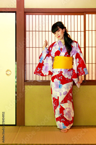 和室の花柄の浴衣を着た女性stock Photo Adobe Stock