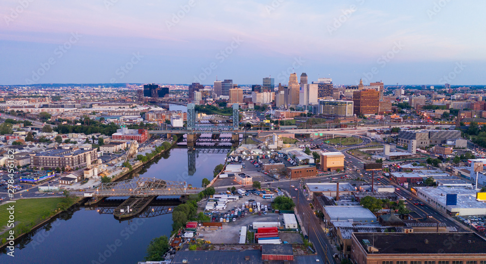 Obraz premium Dusk Falls on the Urban Downtown Metro Area of Newark New Jersey