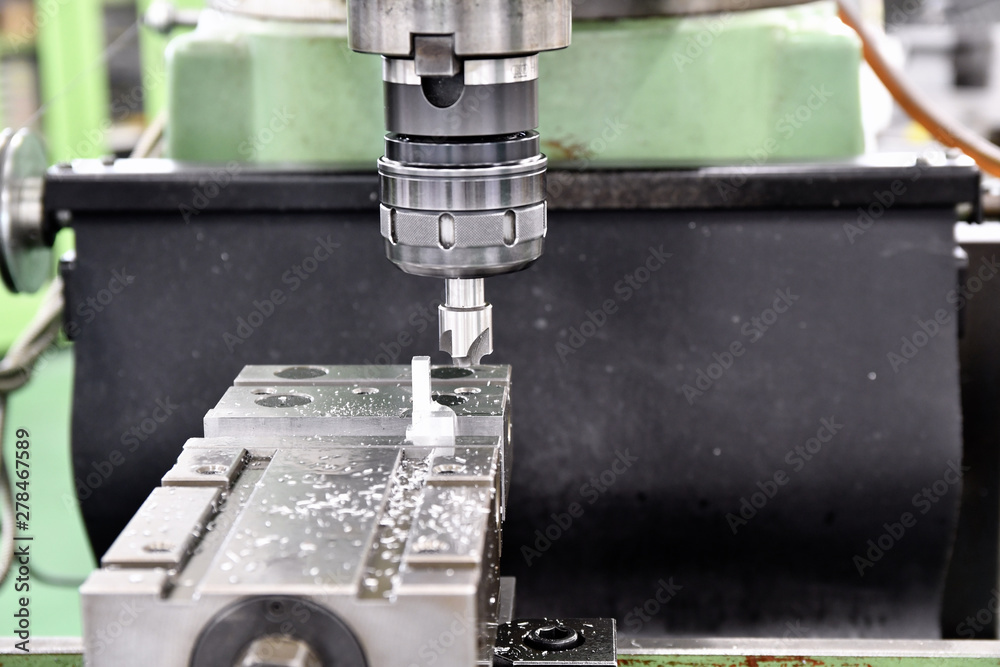 Fototapeta premium 切削加工中のフライス盤